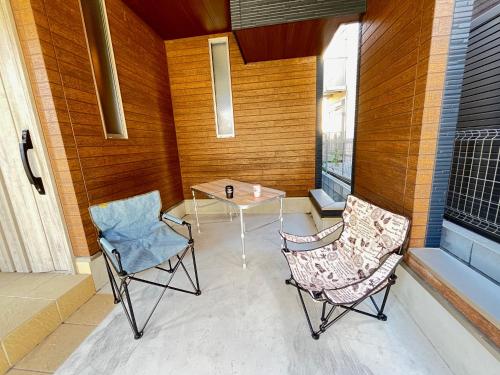 Ein Sitzbereich in der Unterkunft Charming New Home Launch: Direct access to Narita & Haneda Airports, Shinjuku, and Disneyland; Close to Asakusa & Akihabara!
