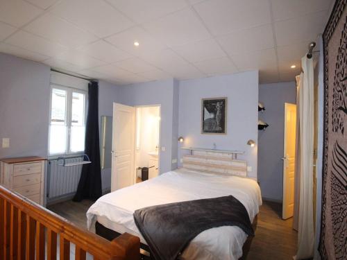 ein Schlafzimmer mit einem Bett mit blauen Wänden in der Unterkunft Appartement Bagnères-de-Luchon, 2 pièces, 2 personnes - FR-1-313-229 in Luchon
