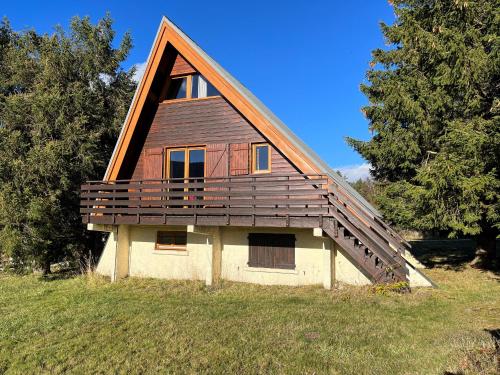 Chalet atypique plein de charme avec garage et balcon, idéal pour familles - FR-1-761-33