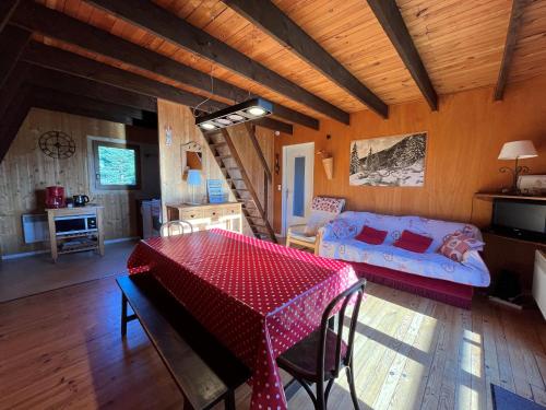 ein Wohnzimmer mit einem Tisch und einem Sofa in der Unterkunft Chalet Villard-de-Lans, 3 pièces, 6 personnes - FR-1-761-33 in Villard-de-Lans