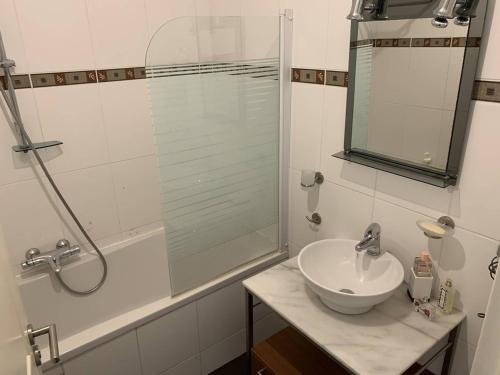 Koupelna v ubytování Grand T2 aux Issambres, jardin privatif, piscine, wifi, clim, parking - FR-1-768-57