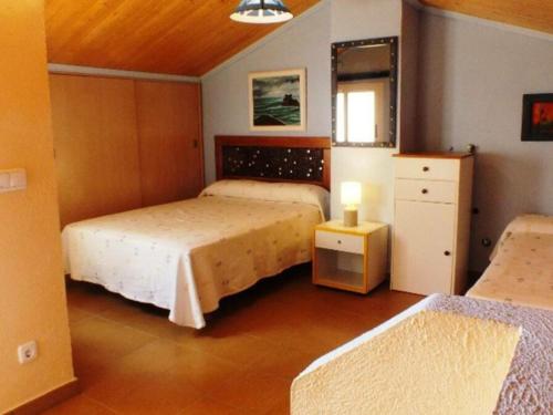 um quarto com 2 camas e uma cómoda e uma janela em Casa Miami Playa, 4 dormitorios, 8 personas - ES-9-161 em L'Hospitalet de l'Infant