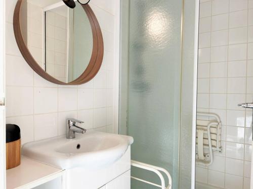 une salle de bain avec un lavabo, un miroir et une douche dans l'établissement Appartement à 150m de la plage avec terrasse fermée et parking privatif - Bormes-les-Mimosas - FR-1-251-578, à Bormes-les-Mimosas