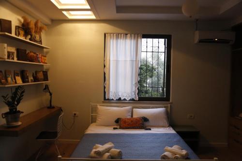 Dormitorio pequeño con cama y ventana en Illyrian studio apartment 2, en Tirana