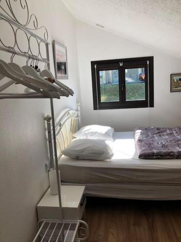 une chambre avec un lit et une fenêtre dans l'établissement Proche Sarlat : Idéal Couple - Climatisé & Piscine, à Saint-Geniès