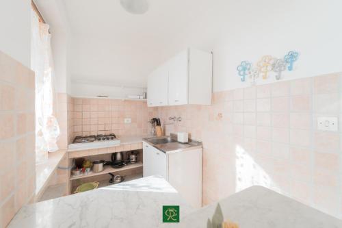 A kitchen or kitchenette at Residence Baia di Norsi