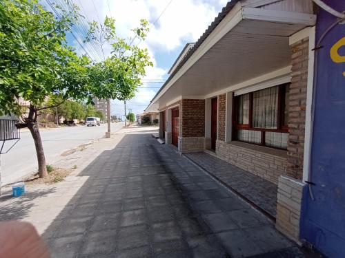 an empty street in front of a building at Chalet Claromeco in Balneario Claromecó