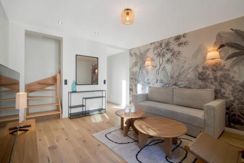 un salon avec un canapé et une table dans l'établissement 42.Appart 6Pers#2Bedroom #Père Lachaise #Nation, à Paris
