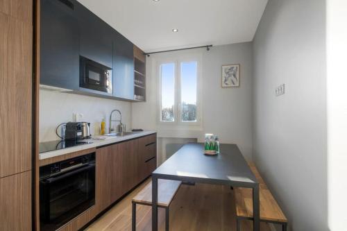 une petite cuisine avec une table au milieu dans l'établissement 42.Appart 6Pers#2Bedroom #Père Lachaise #Nation, à Paris