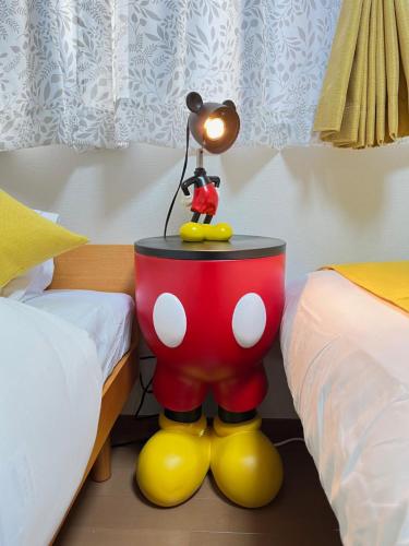 Ein Bett oder Betten in einem Zimmer der Unterkunft Charming New Home Launch: Direct access to Narita & Haneda Airports, Shinjuku, and Disneyland; Close to Asakusa & Akihabara!