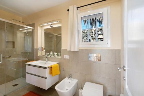 uma casa de banho com um WC, um lavatório e um chuveiro em Casa Inti em Tijarafe
