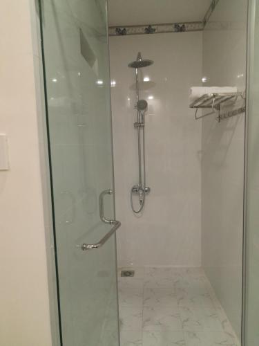 a shower with a glass door in a bathroom at HOTEL VIỆT ÚC, H17 Phan Huy Chú, phường Vũng Tàu in Vung Tau