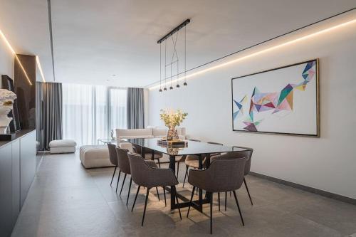 ein Wohnzimmer mit einem Esstisch und Stühlen in der Unterkunft Espectacular casa de lujo y diseño- Sevillarooms in Sevilla