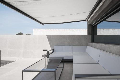 ein Wohnzimmer mit einem Sofa und einem Glastisch in der Unterkunft Espectacular casa de lujo y diseño- Sevillarooms in Sevilla