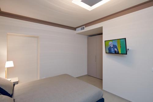 a bedroom with a bed and a television on a wall at La Villa in Novara