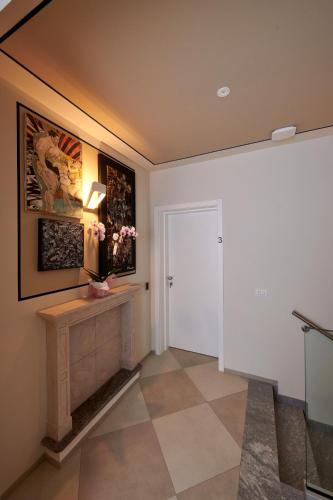 a hallway with a door and a tile floor at La Villa in Novara