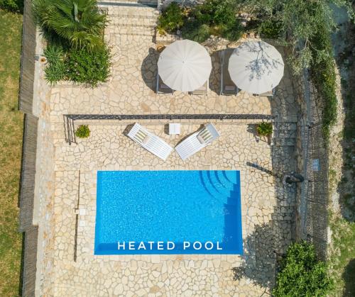 En udsigt til poolen hos Villa Cocoon - Vacation Home with Heated Pool & Garden eller i nærheden