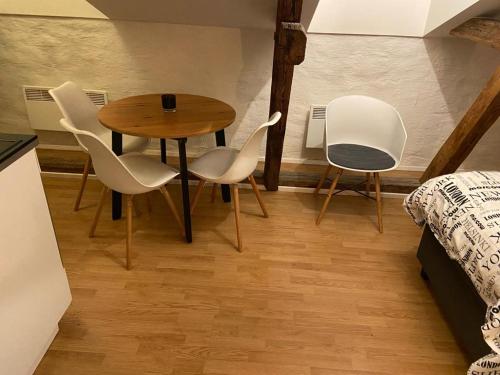 Zimmer mit einem Tisch, Stühlen und einem Bett in der Unterkunft ATTIC FLOOR in Stockholm City! 918 in Stockholm
