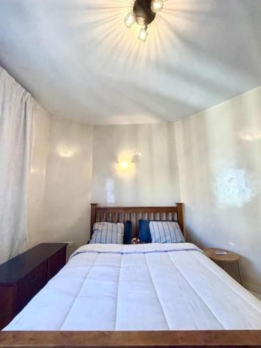 - une chambre avec un grand lit blanc et un plafond dans l'établissement Holikeys - Rabat - 1 Ch - Agdal 002, à Rabat