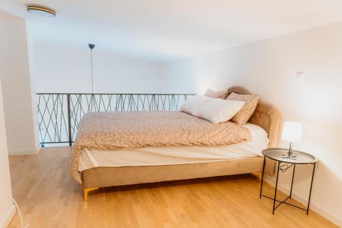 um quarto com uma cama e uma mesa lateral em Apartment Frost Bjelasnica em Bjelašnica
