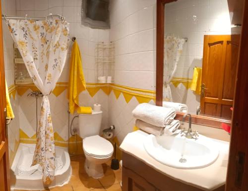La salle de bains est pourvue d'un lavabo, de toilettes et d'un miroir. dans l'établissement Casa Mami Carmen Telde, Las Palmas, à Balcon de Telde