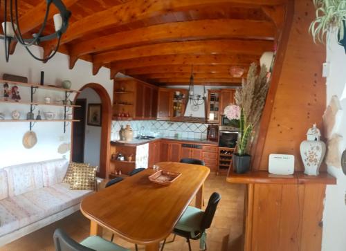 Il comprend une cuisine et une salle à manger avec une table en bois. dans l'établissement Casa Mami Carmen Telde, Las Palmas, à Balcon de Telde
