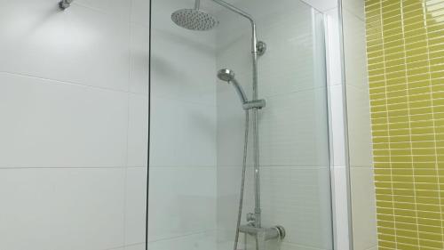 een douche met een glazen deur in de badkamer bij Modern and Stylish Apartament sea ​​views in Guardamar del Segura