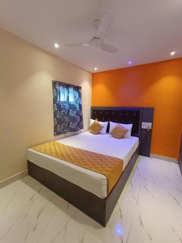 Postel nebo postele na pokoji v ubytování Hotel Powai Residency