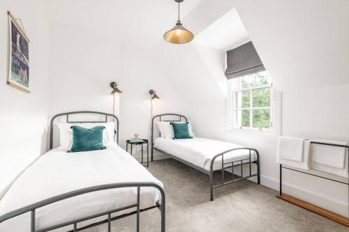 um quarto com 2 camas e uma janela em Stunning Dalchenna w/hot tub & huge garden em Stirling
