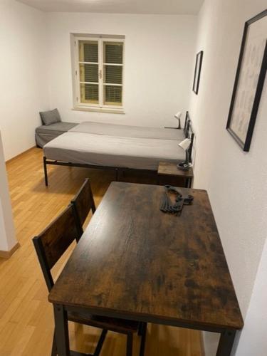 een tafel en stoelen in een kamer met een bed bij Wohnung Salzach in Salzburg