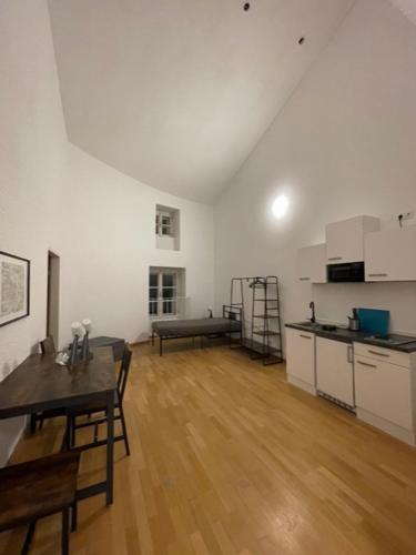 een kamer met een keuken en een tafel in een kamer bij Wohnung Salzach in Salzburg