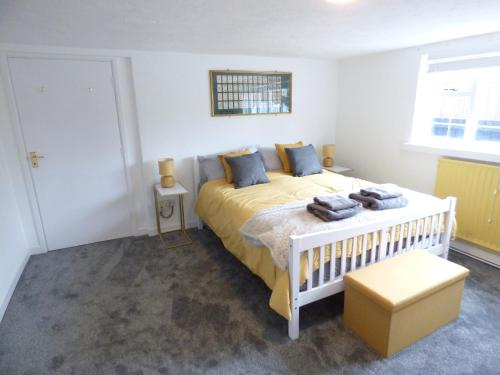 ein Schlafzimmer mit einem großen Bett und einem Fenster in der Unterkunft Windmill Cottage in Ely