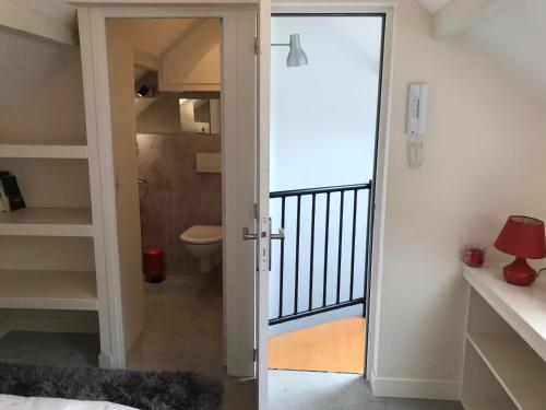 La salle de bains est pourvue d'une porte menant à une chambre avec des toilettes. dans l'établissement La petite pause, à Montreuil