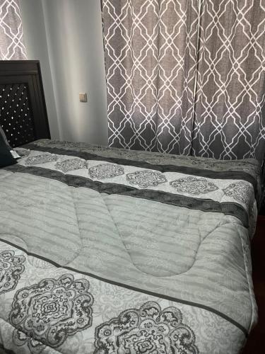 um quarto com uma cama com cabeceira em EMALI HOUSE em Arusha