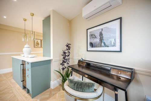 een woonkamer met een piano en een bureau bij Flat 205 in Londen
