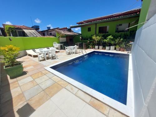 a swimming pool in the middle of a yard at Hotel Kalifornia in Porto Seguro