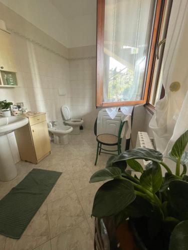 bagno con servizi igienici e lavandino di Il giardino di Emilia a Pontirolo Nuovo