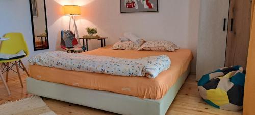 Łóżko lub łóżka w pokoju w obiekcie Hello Skopje!