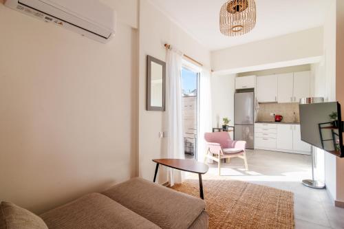 雅典的住宿－Cosy and stylish apartment in the centre，客厅配有沙发和桌子