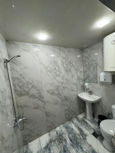 y baño con ducha, lavabo y aseo. en Urartu Complex en Ereván