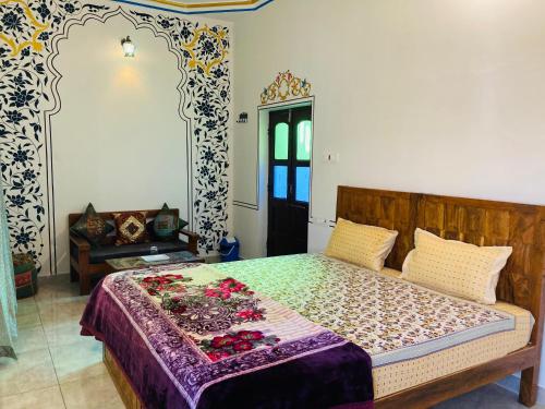 Een bed of bedden in een kamer bij Hotel tulsi palace