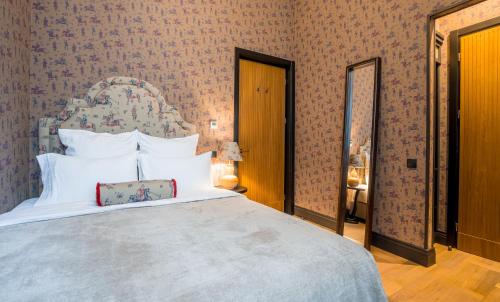 - une chambre avec un grand lit et un oreiller dans l'établissement Communal Hotel Kutaisi, à Koutaïssi