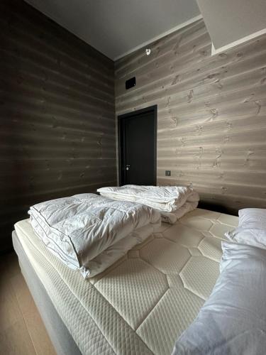 Cette chambre comprend un grand lit blanc. dans l'établissement Riddergaardens nyhet, à Beitostøl