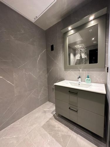 La salle de bains est pourvue d'un lavabo et d'un miroir. dans l'établissement Riddergaardens nyhet, à Beitostøl