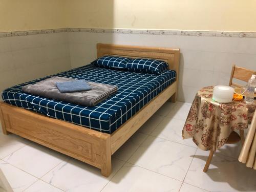Een bed of bedden in een kamer bij Nhà Nghỉ Bảo Ngọc