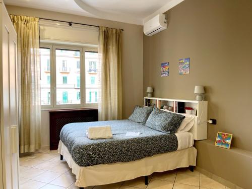 un dormitorio con una cama y una ventana en Oasi d'Oltremare, en Nápoles