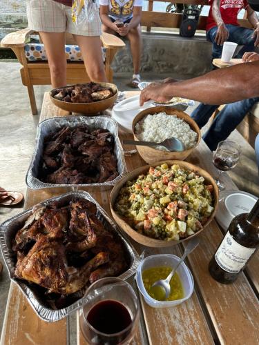 ein Tisch mit vielen verschiedenen Arten von Essen darauf in der Unterkunft Sharing home in Colorado
