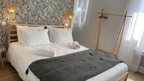 Llit o llits en una habitació de Le Clos Du Moulin 3 - Maison et Jardin, proche Avignon en Provence
