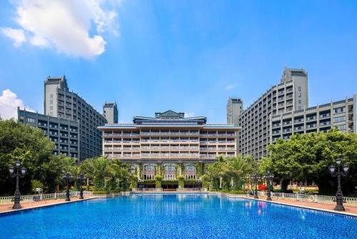 una gran piscina frente a un edificio en Wyndham Garden Wenchang Nanguo, en Wenchang