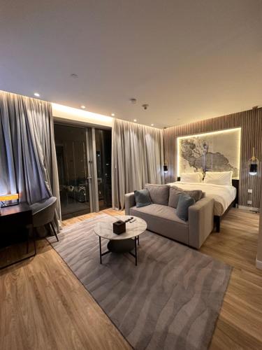 salon z łóżkiem i kanapą w obiekcie Deluxe - Address Dubai Mall - The Residence w Dubaju